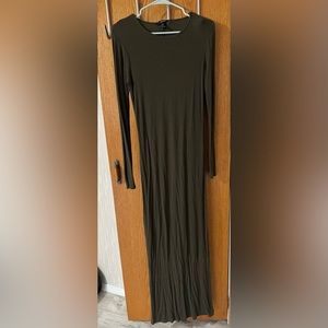 Long sleeve sweater dress with a slit on one side. Olive green color. Size M